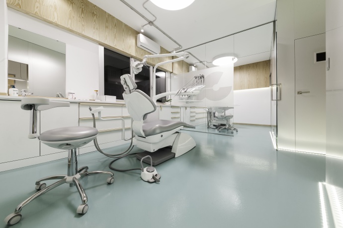 Clínica dentária com iluminação Tromilux