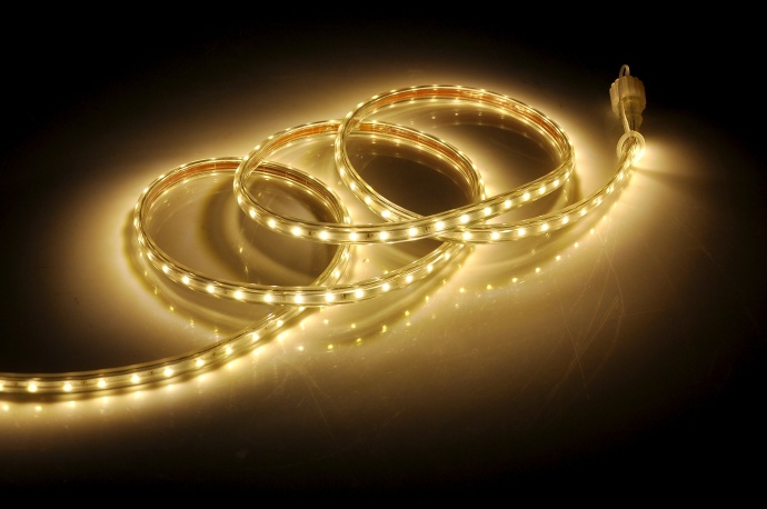 Fita de LED enrolada acesa