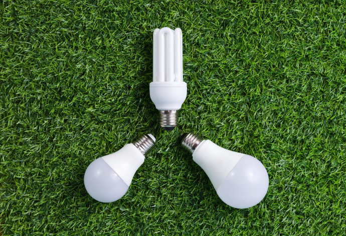 Lâmpadas de LED em relvado verde