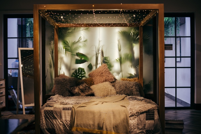 Cama com rede de luzes de natal 