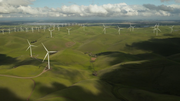 Zona ampla e verde com energia eólica 