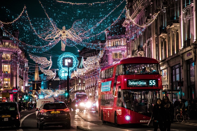 Rua de Londres iluminada com luzes de Natal