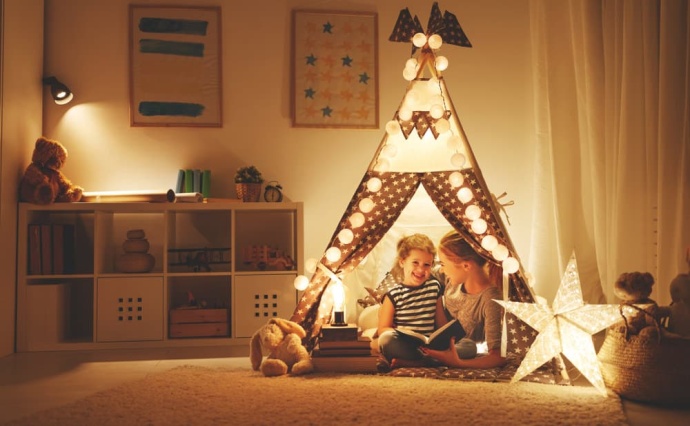 Quarto de criança com tenda iluminada