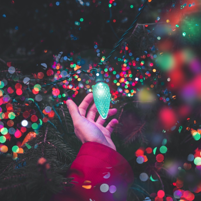 Iluminação de Natal colorida na mão
