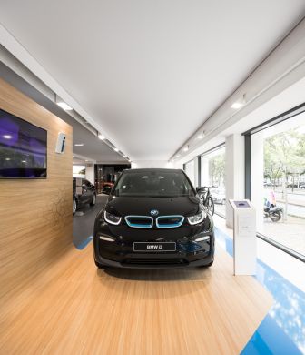 Carro BMW iluminado por produtos Tromilux