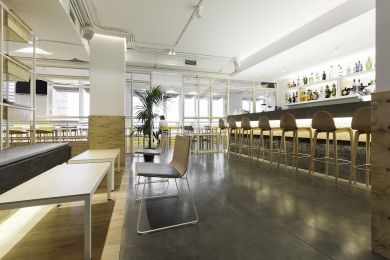 Restaurante com zona de bar iluminado pela Tromilux