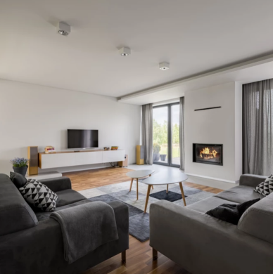 Sala de estar com tv e lareira