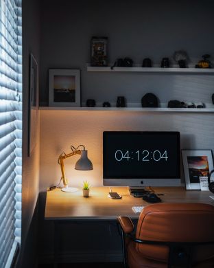 Escritório em casa com computador e secretária