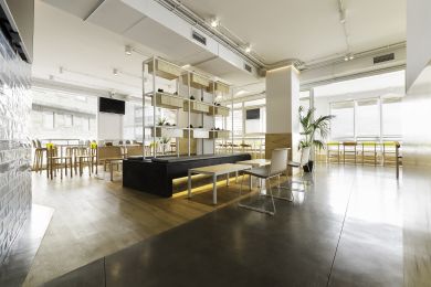 Café com iluminação da marca Tromilux