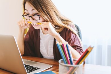 Mulher jovem em frente ao computador
