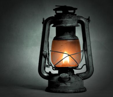 Iluminação a gás acesa