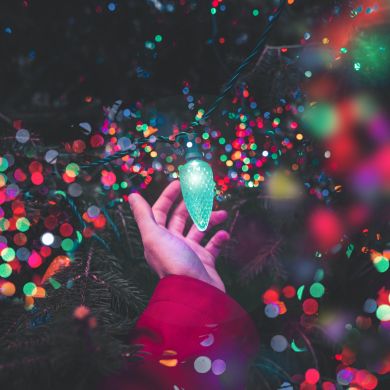 Iluminação de Natal colorida na mão