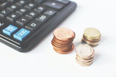 image avec pièces et calculatrice