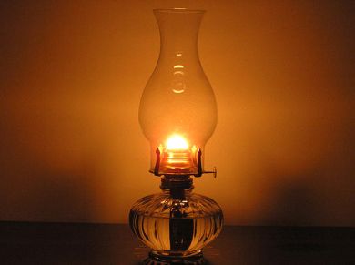 Iluminação a óleo acesa