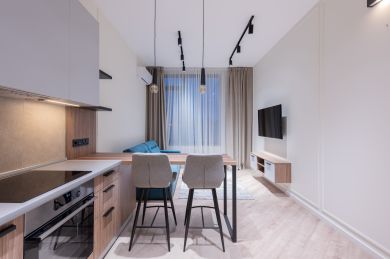 Apartamento pequeno com cozinha e sala openspace